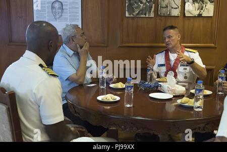 SAN FERNANDO CITY, Philippinen (10. Juli 2018) der hinteren Adm. Joey Tynch, Commander, Task Force 73 (rechts) und Kapitän Lex Walker, Commodore, Destroyer Squadron 7 (links), Teilnahme an einem Büro mit dem amtierenden Gouverneur von La Union Aureo Nisce während der Ausbildung (MTA) SAMA SAMA 2018. Die Woche - langes Engagement konzentriert sich auf das gesamte Spektrum der Naval Fähigkeiten und ist so konzipiert, dass die enge Partnerschaft zwischen beiden Marinen während kooperative Sicherheit im Seeverkehr, die Sicherheit, Stabilität und Wohlstand zu stärken. Stockfoto