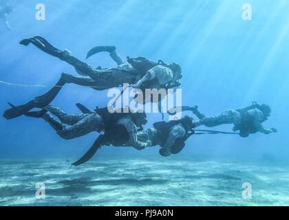 AQABA, Jordanien (8. Juli 2018) der US-Marines mit maritimen Raid-Kraft (MRF), 26 Marine Expeditionary Unit (MEU), Schwimmen unter Wasser beim Tauchen Ausbildung in Aqaba, Jordanien, 8. Juli 2018. Iwo Jima ist in die USA 5 Flotte Bereich der Maßnahmen zur Unterstützung der Marine im Einsatz für die Stabilität und Sicherheit in der Region zu gewährleisten und verbindet das Mittelmeer und den Pazifischen Raum durch den westlichen Indischen Ozean und drei strategischen Punkten ersticken. Stockfoto