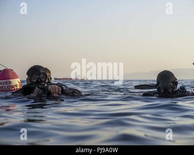 AQABA, Jordanien (8. Juli 2018) der US-Marines mit maritimen Raid-Kraft (MRF), 26 Marine Expeditionary Unit (MEU), Oberfläche nach einem Tauchgang während der Tauchausbildung in Aqaba, Jordanien, 8. Juli 2018. Iwo Jima ist in die USA 5 Flotte Bereich der Maßnahmen zur Unterstützung der Marine im Einsatz für die Stabilität und Sicherheit in der Region zu gewährleisten und verbindet das Mittelmeer und den Pazifischen Raum durch den westlichen Indischen Ozean und drei strategischen Punkten ersticken. Stockfoto