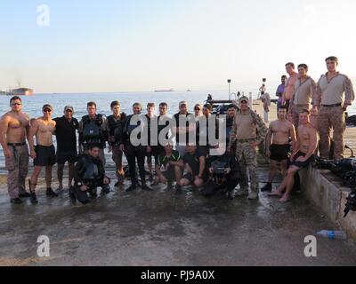 AQABA, Jordanien (8. Juli 2018) der US-Marines mit maritimen Raid-Kraft (MRF), 26 Marine Expeditionary Unit (MEU), und die Mitglieder der Royal Jordanian Marine posieren für ein Foto nach Abschluss bi- Tauchausbildung in Aqaba, Jordanien, 8. Juli 2018. Iwo Jima ist in die USA 5 Flotte Bereich der Maßnahmen zur Unterstützung der Marine im Einsatz für die Stabilität und Sicherheit in der Region zu gewährleisten und verbindet das Mittelmeer und den Pazifischen Raum durch den westlichen Indischen Ozean und drei strategischen Punkten ersticken. Stockfoto