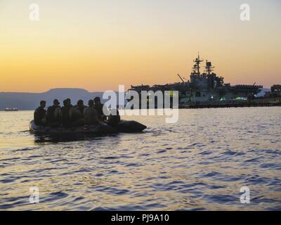 AQABA, Jordanien (8. Juli 2018) der US-Marines mit maritimen Raid-Kraft (MRF), 26 Marine Expeditionary Unit (MEU), und die Mitglieder der Royal Jordanian Marine posieren für ein Foto nach Abschluss bi- Tauchausbildung in Aqaba, Jordanien, 8. Juli 2018. Iwo Jima ist in die USA 5 Flotte Bereich der Maßnahmen zur Unterstützung der Marine im Einsatz für die Stabilität und Sicherheit in der Region zu gewährleisten und verbindet das Mittelmeer und den Pazifischen Raum durch den westlichen Indischen Ozean und drei strategischen Punkten ersticken. Stockfoto