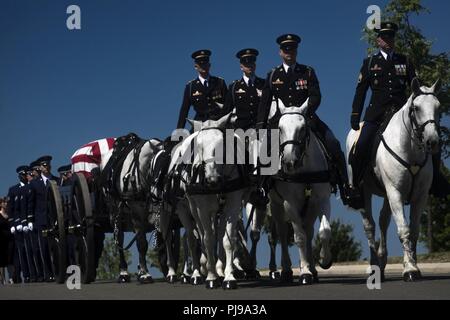 Ein Pferd - led caisson Escorts die Schatulle der Kapitän Mark Weber während seiner Beerdigung Service, 9. Juli 2018 an den nationalen Friedhof von Arlington, Virginia Weber, ein 38Th Rescue Squadron combat rescue Officer und Texas Eingeborener, war in einem HH-60G Pave Hawk Absturz in der Provinz Anbar, Irak, 15. März ermordet. Freunde, Familie und Guardian Angel Flieger reisten von in den USA die Zeremonie zu sorgen und Ihre letzte Ehre zu zahlen. Stockfoto