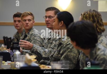 Air Force Colonel C. Mike Smith, 81st Training Wing stellvertretender Kommandeur, bietet Kommentare zu ROTC Kadetten während ein mentorship Mittagessen im Azalea Restaurant am Keesler Air Force Base, Ohio, Juli 9, 2018. Kadetten aus verschiedenen Hochschule und Universität ROTC Programme besuchte eine Zwei-und-ein-halb-Woche professionelle Entwicklung Schulung während ihres Aufenthaltes im Keesler. Stockfoto