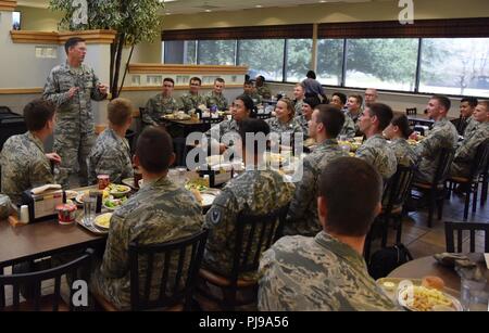 Air Force Colonel C. Mike Smith, 81st Training Wing stellvertretender Kommandeur, bietet Kommentare zu ROTC Kadetten während ein mentorship Mittagessen im Azalea Restaurant am Keesler Air Force Base, Ohio, Juli 9, 2018. Kadetten aus verschiedenen Hochschule und Universität ROTC Programme besuchte eine Zwei-und-ein-halb-Woche professionelle Entwicklung Schulung während ihres Aufenthaltes im Keesler. Stockfoto