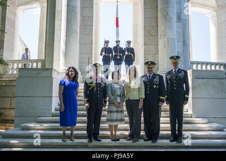 (Von links nach rechts): Karen Durham-Aguilera, Executive Director, Army National Soldatenfriedhöfe; Gen. Koji Yamazaki, Stabschef, Japan Masse Verteidigung-kraft; Yamazaki Ehepartner; Hollyanne Milley, Ehepartner von Gen. Milley; US-Armee General Mark Milley, Stabschef der US-Armee und der US-Armee Generalmajor Michael Howard, Kommandierender General, U.S. Army Military District von Washington posieren für ein Foto auf dem Norden Schritte des Memorial Amphitheater auf dem Arlington National Cemetery, Arlington, Virginia, 10. Juli 2018. Yamazaki nahmen an eine Armee voller Ehrungen Wreath-Laying Zeremonie am Grab o Stockfoto