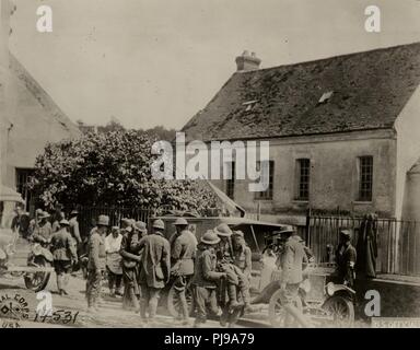 U.S. Army National Guard Soldaten mit der 42th Division in der Nähe von Baccarat, Frankreich, Behandlung von Verletzten aus einem Gas Angriff auf die Evakuierung des Krankenhauses Nr. 2, 27. Mai 1918. Die Division im ersten Weltkrieg und der National Guard Elemente aus 26 Staaten und dem District of Columbia. Us Army Signal Corps Stockfoto