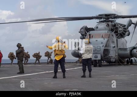 Karibik (8. Juli 2018) Marines Special Purpose Marine-Air Boden Task Force - Southern Command board Ein CH-53E Sea Stallion auf dem Flugdeck der Whidbey Island-Class Dock Landung Schiff USS Gunston Hall (LSD 44) maritime Interoperabilität Training durchzuführen. Das Schiff ist auf die Bereitstellung unterstützen, Südsee, das ist eine jährliche gemeinsame Bereitstellung in der US Southern Command Verantwortungsbereich, wo eine Aufgabengruppe bereitstellen werden eine Vielzahl von Übungen und multinationalen Austausch durchzuführen, die Interoperabilität zu verbessern, die regionale Stabilität zu erhöhen, und aufzubauen und zu erhalten. Stockfoto