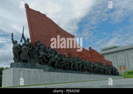 Statuen der Arbeiter, Bauern und Soldaten während der Revolution gegen die japanische Besatzung an Hill Grand Mansudae Monument, Pyongyang, Nordkorea Stockfoto