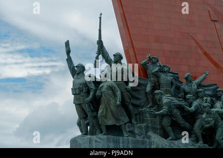 Statuen der Arbeiter, Bauern und Soldaten während der Revolution gegen die japanische Besatzung an Hill Grand Mansudae Monument, Pyongyang, Nordkorea Stockfoto