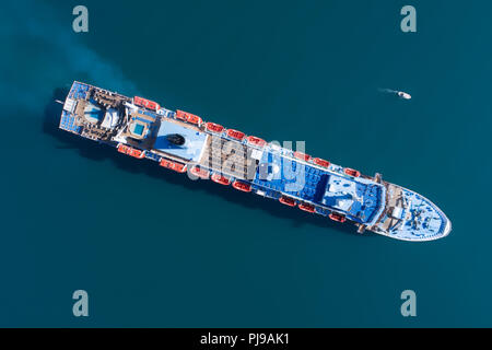 Touristische Schiff in das blaue Meer, Luftaufnahme Stockfoto