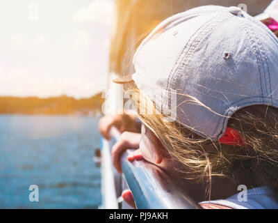 Urlaub: Kleines Mädchen mit Blick über den Bodensee beim Stehen auf einem Boot Stockfoto