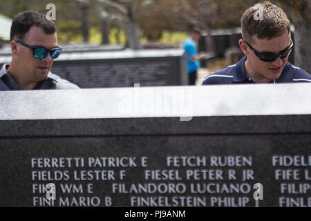 Cpl. Lee Flodder, Links, und Lance Cpl. Ryan Denfeld, sowohl Maschinengewehrschützen mit Golf Company, Bataillon Landung Team, 2nd Battalion, 5th Marines, die Namen von Männern als Teil der Schlacht von Okinawa auf der Peace Memorial Park getötet bei einem Marine Corps Community Services - geförderte Tour von historisch bedeutenden Sehenswürdigkeiten in Okinawa, Japan, 13. Juli 2018. Flodder, ein Eingeborener von Batesville, Indiana, im September 2015 nach ihrem Abschluss in Batesville High School im Jahr 2010. Denfeld, ein Eingeborener von Hillsborough, Oregon, graduiert von Hillsborough High School in 2014. Stockfoto