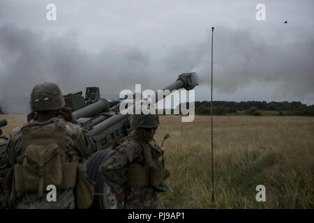 Us-Marines mit Echo. Akku, 2. Bataillon, 10 Marine Regiment (2/10), 2nd Marine Division, Feuer ein M777 Haubitze während der Übung grüne Kanone 18 in Salisbury, England, 4. Juli 2018. Marines mit der Unit durchgeführt live-fire Übungen mit der Waffe, das als Teil der Schulungsveranstaltung. Grüne Kanone ist eine multinationale Übung mit US-Marines die Möglichkeit, Taktiken und Techniken sowie zu Exchange Projekt Letalität und Combat Power auf der ganzen Welt neben Partner Nationen. Stockfoto