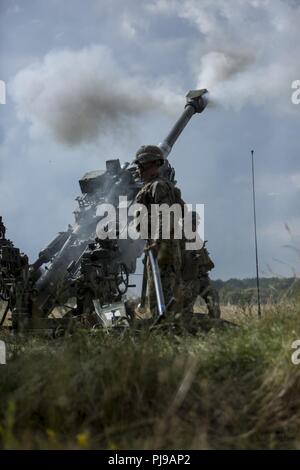 Us-Marines mit Echo. Akku, 2. Bataillon, 10 Marines Regiment (2/10), 2nd Marine Division, Feuer ein M777 Haubitze in Salisbury, England, 4. Juli 2018. Marines mit der Unit durchgeführt live-fire Übungen mithilfe der M777 Haubitze während der Übung grüne Kanone 18. Grüne Kanone ist eine multinationale Übung mit US-Marines die Möglichkeit, Taktiken und Techniken sowie zu Exchange Projekt Letalität und Combat Power auf der ganzen Welt neben Partner Nationen. Stockfoto