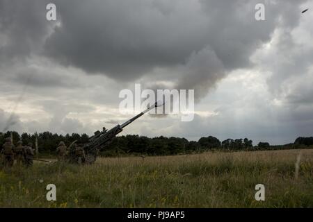 Us-Marines mit Echo. Akku, 2. Bataillon, 10 Marine Regiment (2/10), 2nd Marine Division, Feuer ein M777 Haubitze in Salisbury, England, 4. Juli 2018. Marines mit der Unit durchgeführt live-fire Übungen mithilfe der M777 Haubitze während der Übung grüne Kanone 18. Grüne Kanone ist eine multinationale Übung mit US-Marines die Möglichkeit, Taktiken und Techniken sowie zu Exchange Projekt Letalität und Combat Power auf der ganzen Welt neben Partner Nationen. Stockfoto