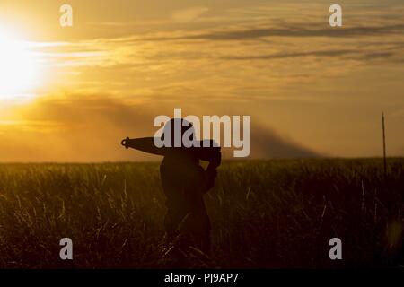 Ein US-Marine mit Echo. Akku, 2. Bataillon, 10 Marine Regiment (2/10), 2nd Marine Division, trägt ein 795 High explosive Umlauf in Salisbury, England, 4. Juli 2018. Marines mit der Unit durchgeführt live-fire Übungen mithilfe der M777 Haubitze während der Übung grüne Kanone 18. Grüne Kanone ist eine multinationale Übung mit US-Marines die Möglichkeit, Taktiken und Techniken sowie zu Exchange Projekt Letalität und Combat Power auf der ganzen Welt neben Partner Nationen. Stockfoto