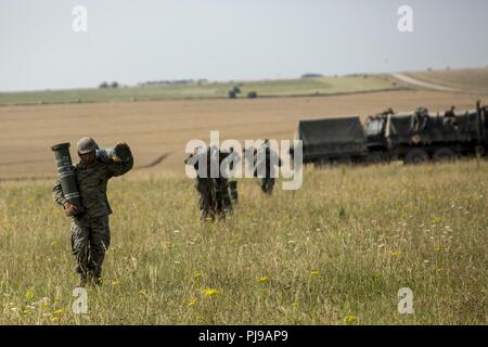 Us-Marines mit Echo. Akku, 2. Bataillon, 10 Marine Regiment (2/10), 2nd Marine Division, Kanister mit M 231 Treibmittel in Salisbury, England, Juli 5, 2018. Marines mit der Unit durchgeführt live-fire Übungen mithilfe der M777 Haubitze während der Übung grüne Kanone 18. Grüne Kanone ist eine multinationale Übung mit US-Marines die Möglichkeit, Taktiken und Techniken sowie zu Exchange Projekt Letalität und Combat Power auf der ganzen Welt neben Partner Nationen. Stockfoto