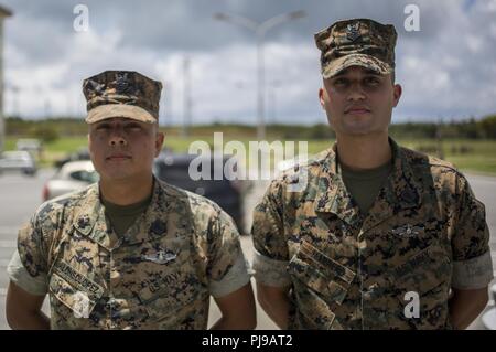 Hospital Corpsmen First Class Jose Marrero Dejesus und Ricardo Alonsolopez, mit 2.BATAILLON, 3 Marines, Standby, bevor die Navy und Marine Corps Leistung Medaille auf Camp Hansen, Okinawa, Japan, 13. Juli 2018 verliehen wird. Sie waren auf dem Weg Frühstück zu erhalten, wenn Sie ein Marine, die Anzeichen von Stress während der körperlichen Fitness Test festgestellt. Marrero und AlonsoLopez durchgeführt medizinische Versorgung der notleidenden Marine, die in Speichern, das marine Leben geführt. Stockfoto