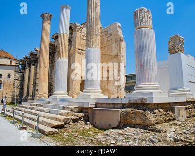 Korinthische Säulen Veranda (propylon) an der Westfassade des Hadrian's Bibliothek, Athen, Attika, Griechenland. Stockfoto