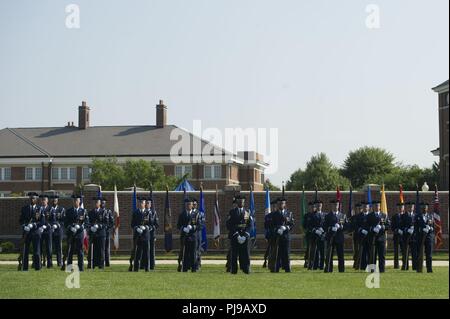 Die US Air Force Ehrengarde steht bei Parade Rest während der gemeinsamen Basis Anacostia-Bolling Parade als Basis feiert 100-jähriges Jubiläum Jun 3, 2018. Bolling Feld wurde offiziell eingeweiht am 1. Juli 1918, nach dem das Anwesen wurde durch den Krieg Abteilung gekauft und drehte sich auf die Luftfahrt Abschnitt des Signal Corps als primäre Aviation Standort für die Hauptstadt zu dienen. Diese neue militärische Eigentum wurde passend für Oberst Raynal C. Bolling, ein früher an der Spitze in der Suche nach Armee ordnungsgemäße Flugzeugführung benannt. Stockfoto