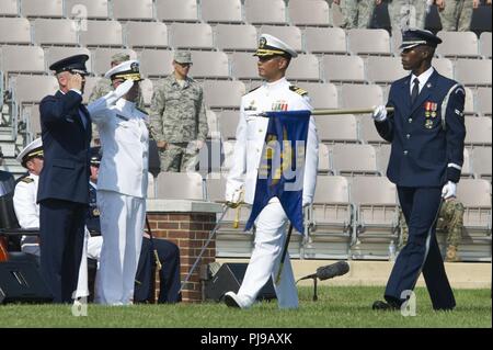 Air Force District Washington Commander Generalmajor James A. Jacobson und hinteren Adm. Carl A. Lahti Kommandant, Naval Bezirk Washington machen Ehren während einen Pass und Überprüfung auf der gemeinsamen Basis Anacostia-Bolling Parade als Basis sein 100-jähriges Bestehen feiert, Jul 3, 2018. Bolling Feld wurde offiziell eingeweiht am 1. Juli 1918, nach dem das Anwesen wurde durch den Krieg Abteilung gekauft und drehte sich auf die Luftfahrt Abschnitt des Signal Corps als primäre Aviation Standort für die Hauptstadt zu dienen. Diese neue militärische Eigentum wurde passend für Oberst Raynal C. Bolling, einem frühen benannt Stockfoto