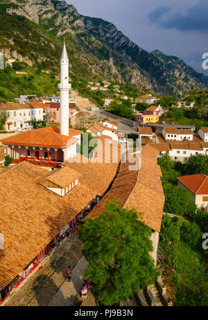 Basar Street und Basar Moschee (Xhamia e Pazarit), Kruja, Krujë, Durrës, Durres, Albanien Stockfoto