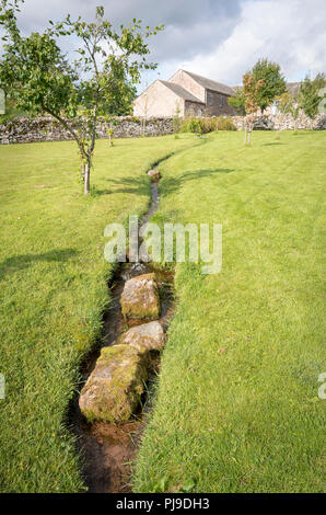Ein natürliches Wasser fließt nach unten durch den großen Garten Blencowe Halle, die das Aussehen eines Rill in Cumbria GROSSBRITANNIEN Stockfoto