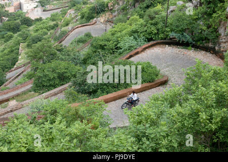 Die steile kurvenreiche Straße mit zahlreichen Serpentinen führt zu Nahargarh Fort, Jaipur, Rajasthan, Indien Stockfoto