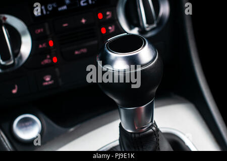 Nahaufnahme eines Schalthebel. Schaltgetriebe. Auto Details im Innenraum. Auto Getriebe. Sanfte Beleuchtung. Abstrakte Sicht. Von Autoteilen Stockfoto