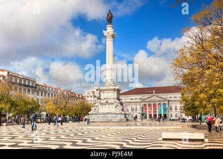 Vom 5. März 2018: Lissabon, Portugal - Historische Rossio Platz, die mit der Spalte von Pedro IV, an einem sonnigen Tag im Frühjahr. Stockfoto