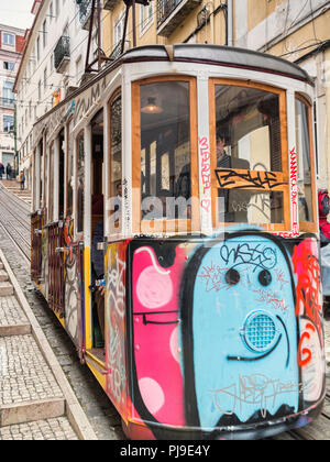 Vom 7. März 2018: Lissabon Portugal - Die Bica Aufzug Elevador da Bica, mit Graffiti verziert, in der Misericordia District, einer Standseilbahn Linie Stockfoto