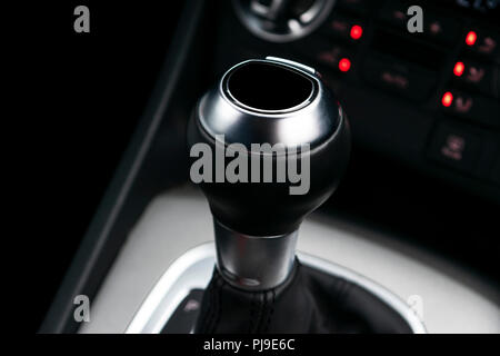Automatische Getriebe eines modernen Autos. Modernes Auto Details im Innenraum. Nähe zu sehen. Von Autoteilen. Automatikgetriebe Hebel. Leder in Schwarz Stockfoto