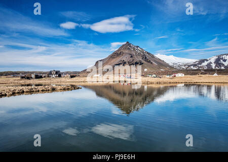 Der Berg Stapafell reflektiert in einem Pool bei Arnarstapi auf der Halbinsel Snaefellsnes, Island. Stockfoto