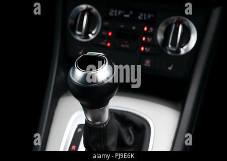 Automatische Getriebe eines modernen Autos. Modernes Auto Details im Innenraum. Nähe zu sehen. Von Autoteilen. Automatikgetriebe Hebel. Leder in Schwarz Stockfoto