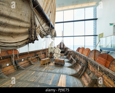 18. April 2018: Keflavik, Island - An Bord der Islendingur, eine Nachbildung des Gokstad Viking Schiff in die Welt der Wikinger Museum. Stockfoto