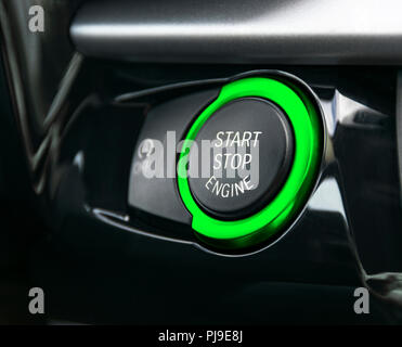 Armaturenbrett mit Fokus auf Green engine Start Stop Taste. Modernes Auto Details im Innenraum. Von Autoteilen Stockfoto