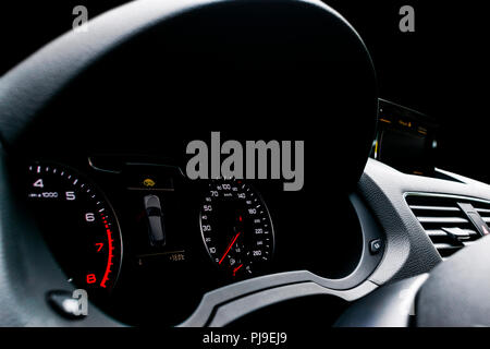 Nahaufnahme von einem Tachometer im Auto. Das Armaturenbrett. Dashboard details mit Anzeigelampen. Auto Instrumententafel. Armaturenbrett mit Tachometer, Drehzahlmesser Stockfoto