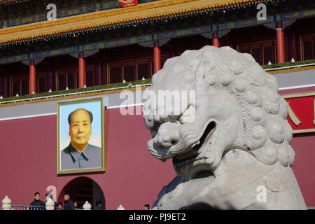 Peking, China - Mar 1, 2018. Ein Löwe station am Gugong (Imperial Palace Museum, das Tor der Keuschheit, Tiananmen) in Peking, China. Stockfoto