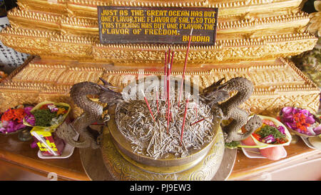 Räucherstäbchen in einem buddhistischen Tempel auf der Insel Bali. Räucherstäbchen Rauch Bewegung an buddhistischen Tempel religion Stockfoto