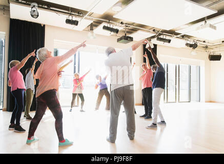 Aktive Senioren tanzen, trainieren und Dehnen in Kreis Stockfoto