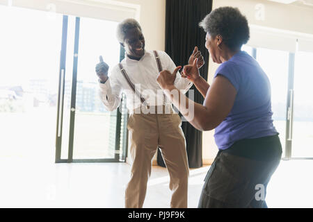 Verspielt, Active Senior Paar tanzen Stockfoto