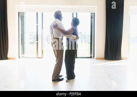 Active Senior Paar tanzen im Tanzstudio Stockfoto