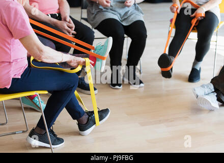 Aktive Senioren Stretching, das Training mit Bändern Stockfoto