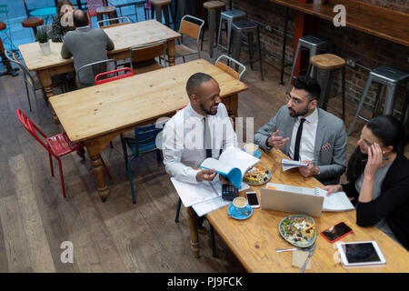 Unternehmen, die Menschen sprechen und Essen, Arbeiten im Cafe Stockfoto