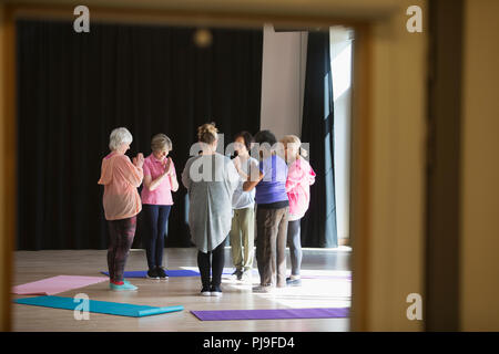 Serene aktive Senioren Yoga im Kreis Stockfoto