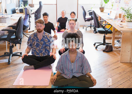 Creative Business Menschen meditieren im Büro Stockfoto