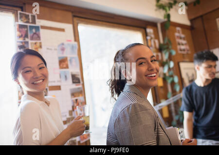 Portrait Lachen kreative Unternehmerinnen im Büro Stockfoto