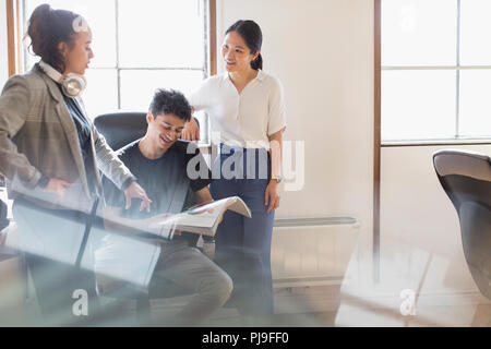 Creative Business Leute überprüfen Beweise Stockfoto