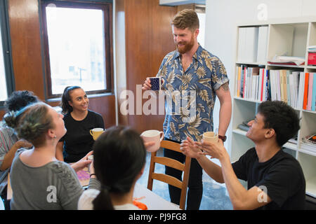 Creative Business Leute genießen Kaffee und Tee im Büro Stockfoto