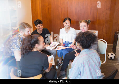 Kreative Designer treffen im Kreis Stockfoto